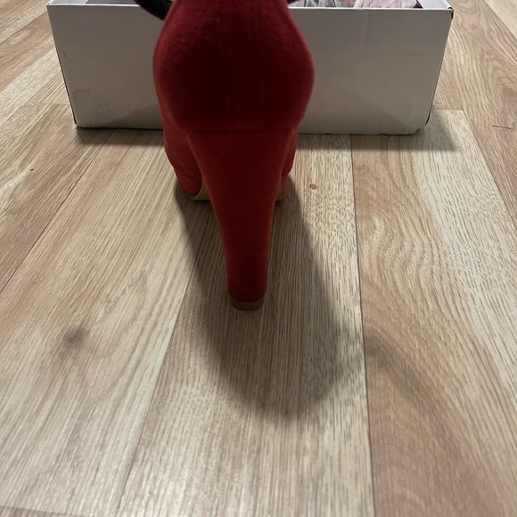 Red ankle strap pumps - Picture 2 of 3
